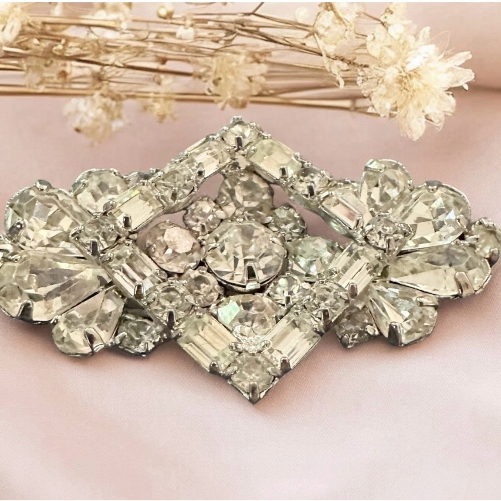 Vintage Weiss clear rhinestone brooch silver tone pin jewelry decor accessory